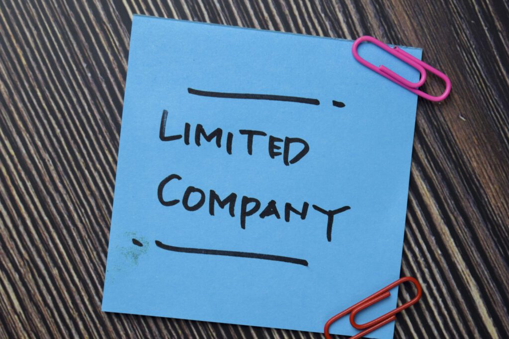 Blue sticky note on desk reading 'limited company' to represent incorporation in property investment