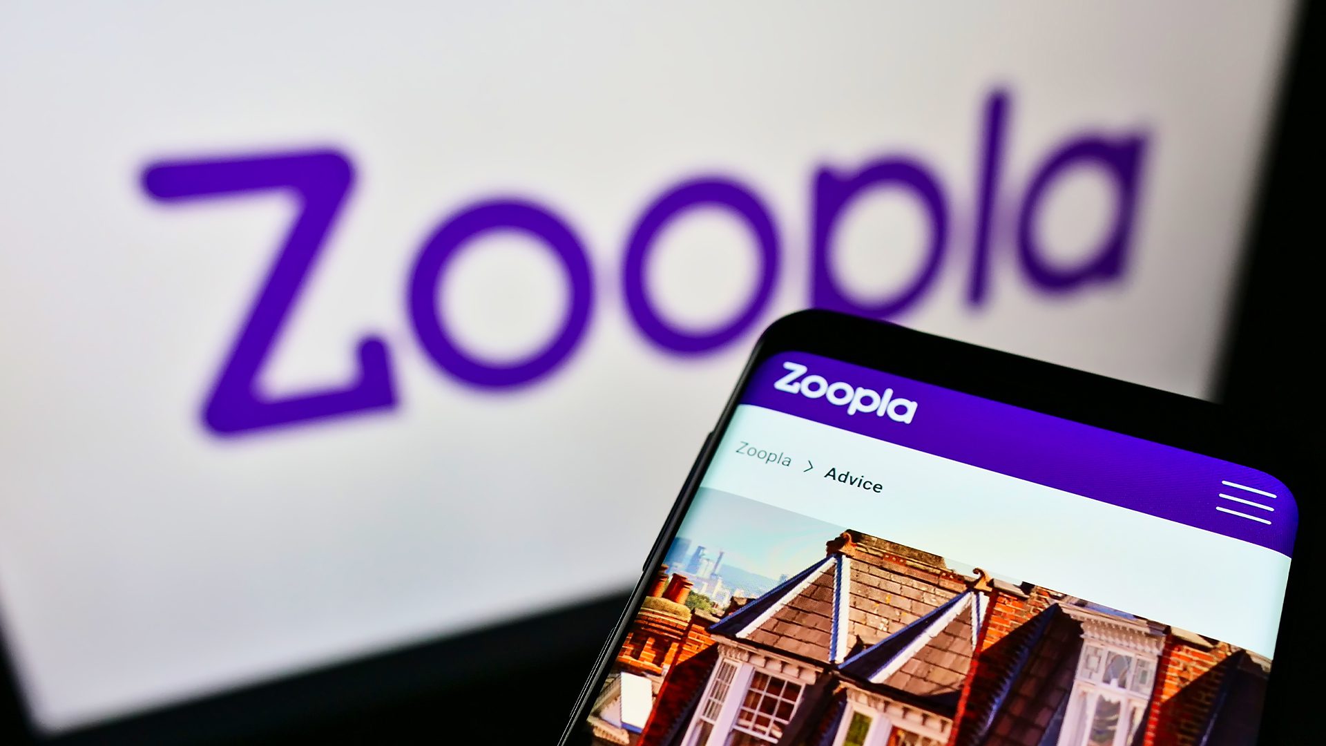 Person holding a phone with Zoopla opened