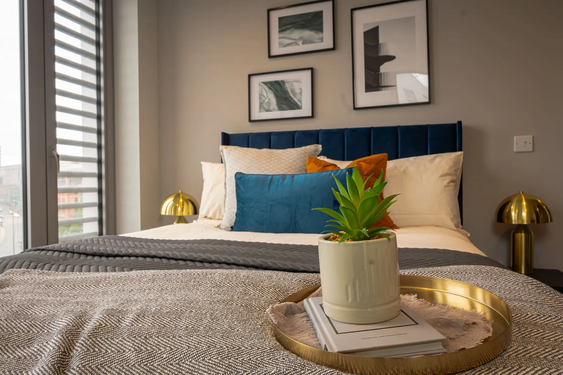 Embankment Exchange interior image showing bedroom