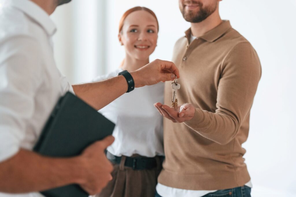 landlord handing over keys to new tenant