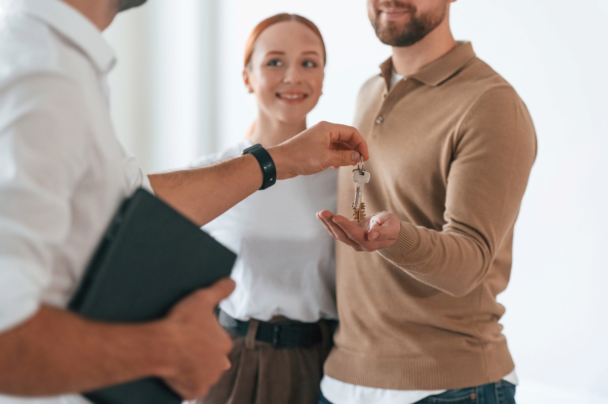landlord handing over keys to new tenant
