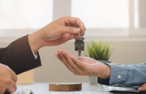 landlord handing over key to new tenant