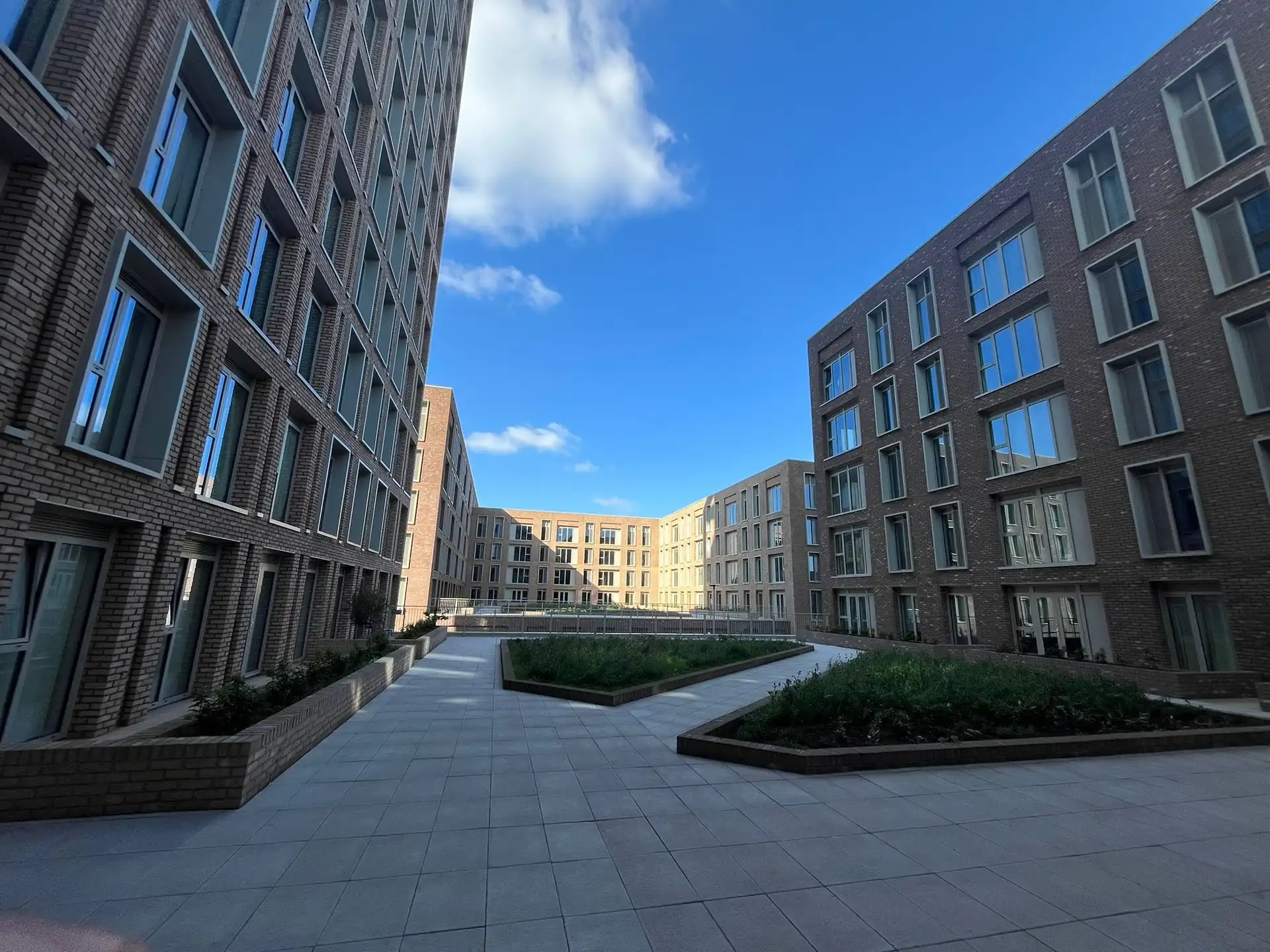 Boulevard Exterior Daytime Image